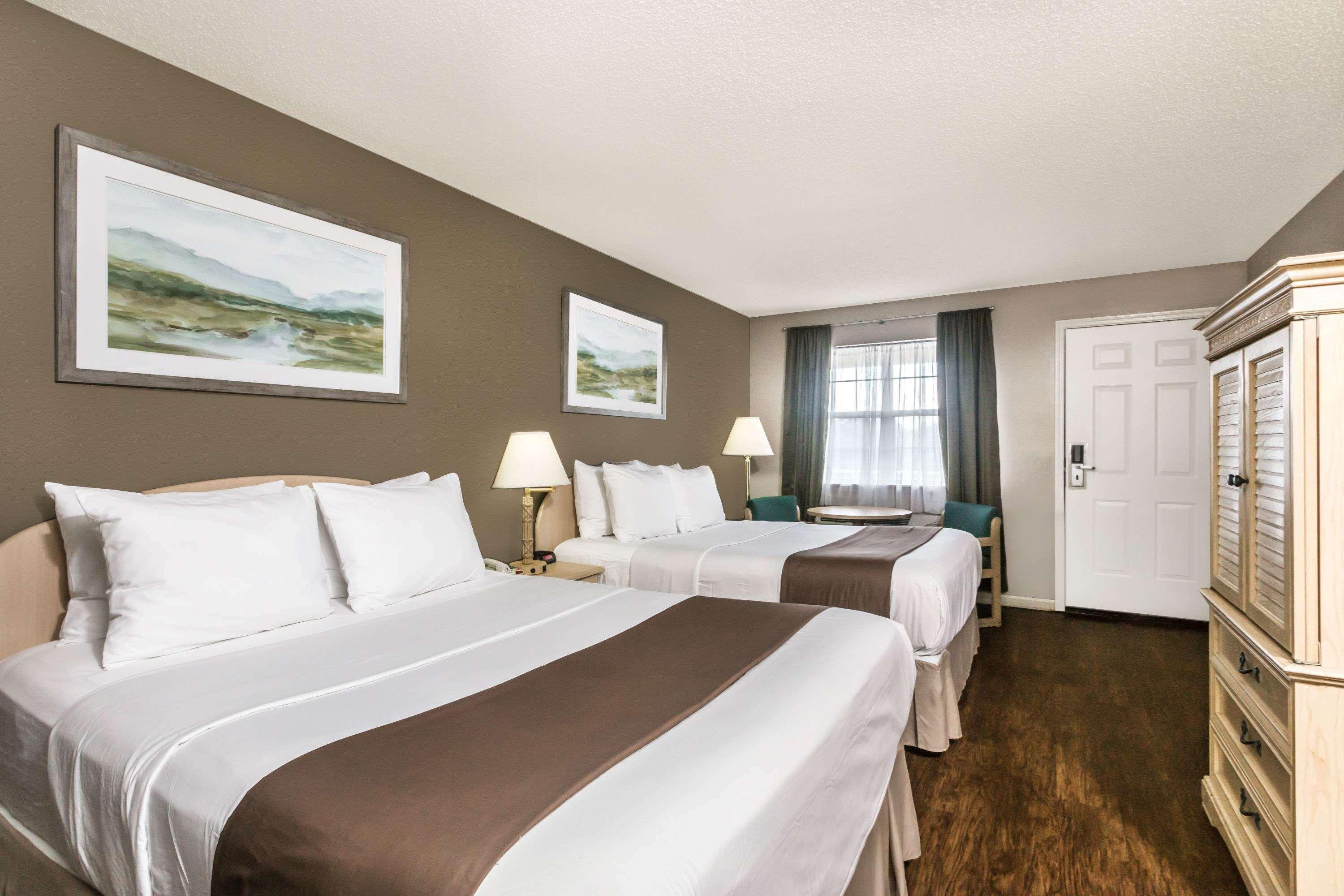 Super 8 By Wyndham Madison Hotel Exterior photo